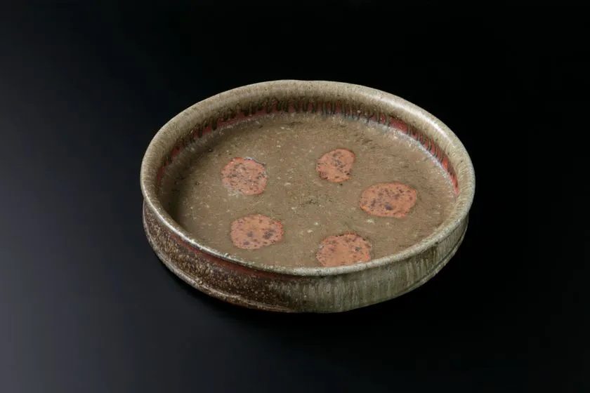 自然釉の浅い陶器皿