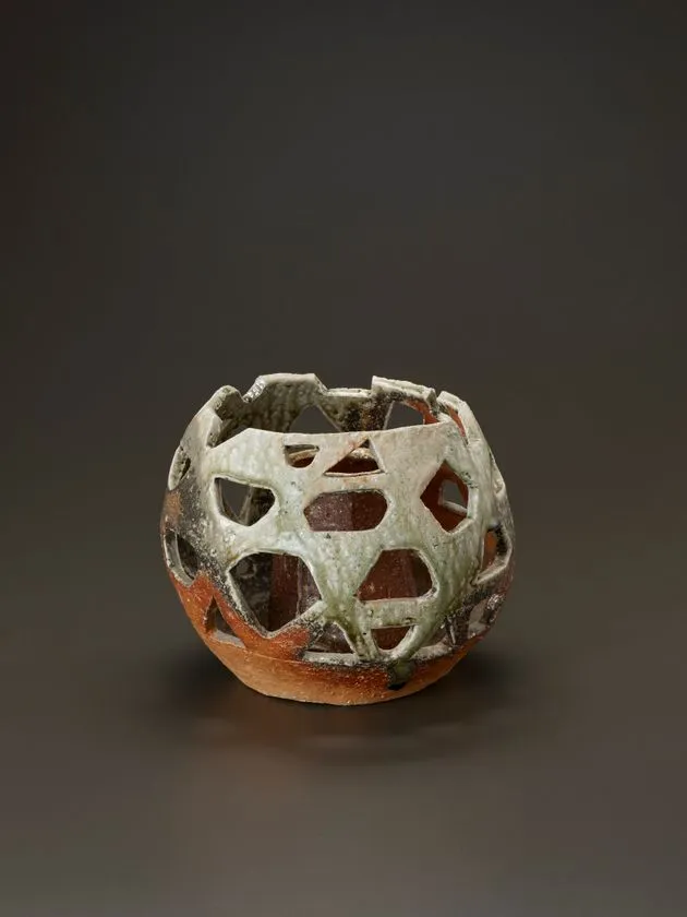 透かし模様の自然釉陶器