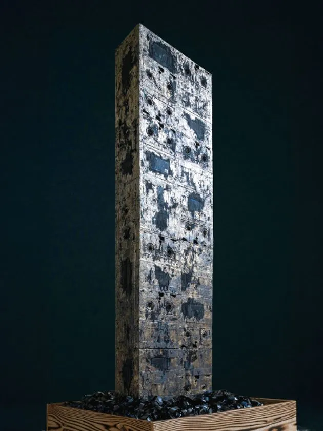 記録／記憶の碑のような金属塔作品