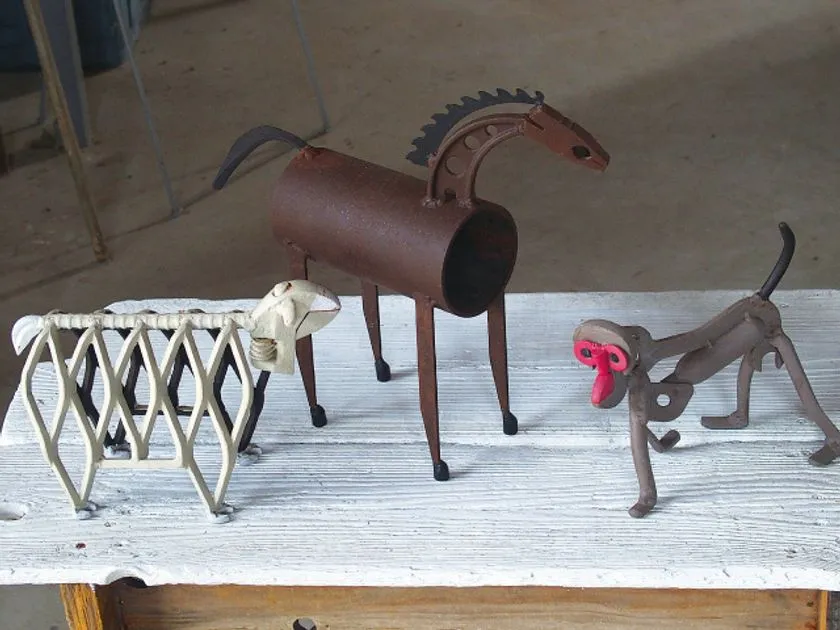 廃材で作られた動物オブジェ