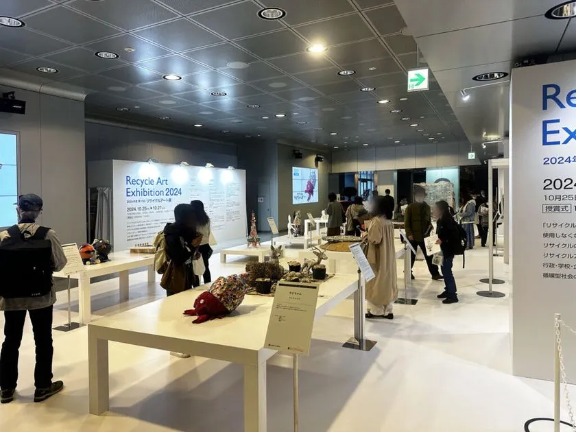リサイクルアート展の会場風景