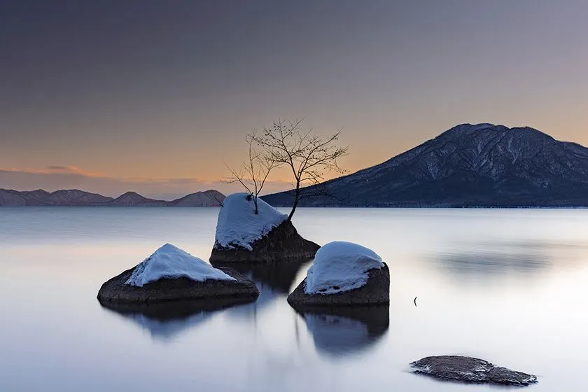 雪の湖と山並み