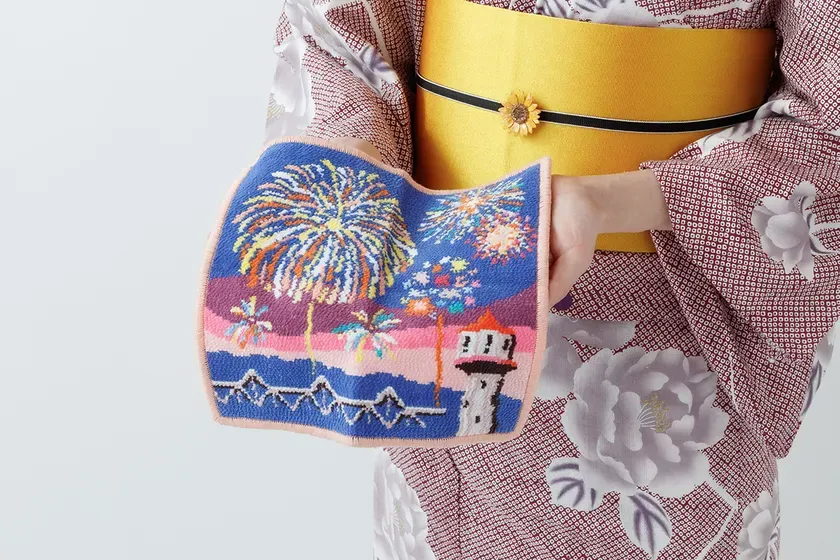ネイビーのエコバッグとポーチに花火・街並みモチーフの刺繍