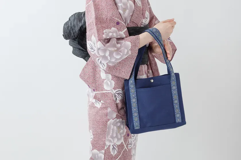 浴衣姿の女性がネイビーの花火モチーフ扇子を持つ使用イメージ