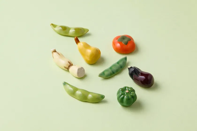 木製トレー上に果実・花火風柄のハンカチ小物集合
