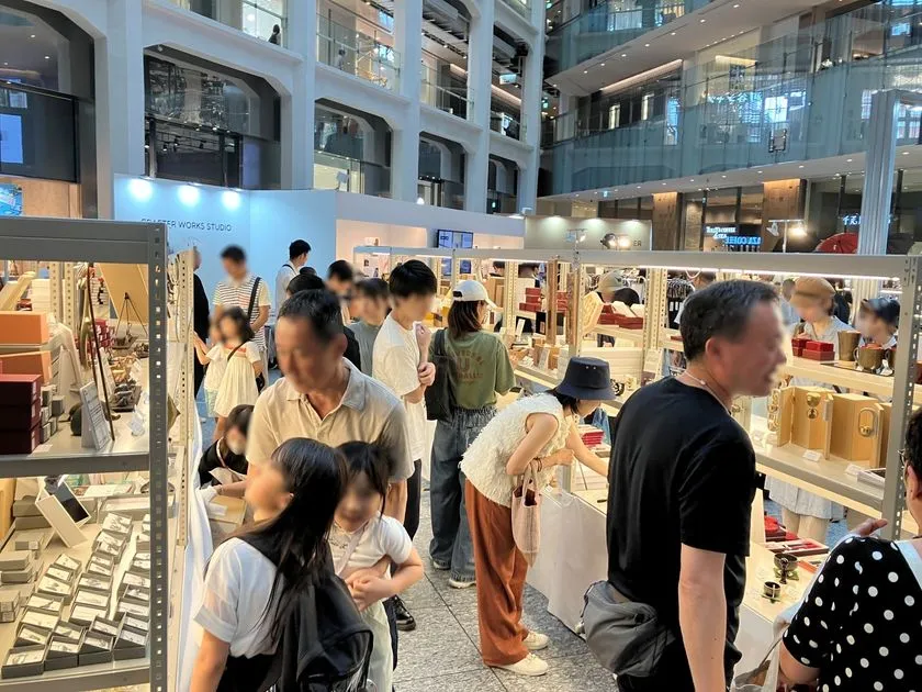 にぎわう伝統工芸品展示