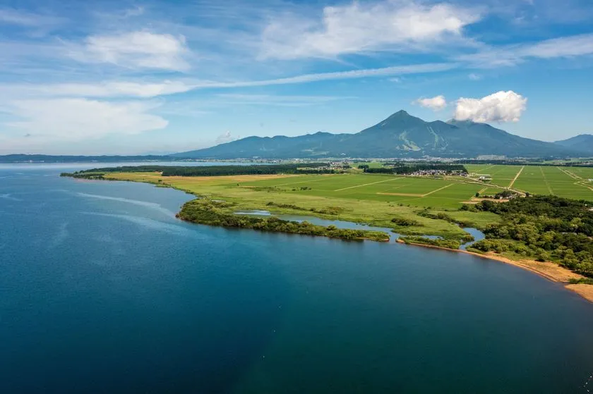 猪苗代湖と磐梯山周辺の自然風景
