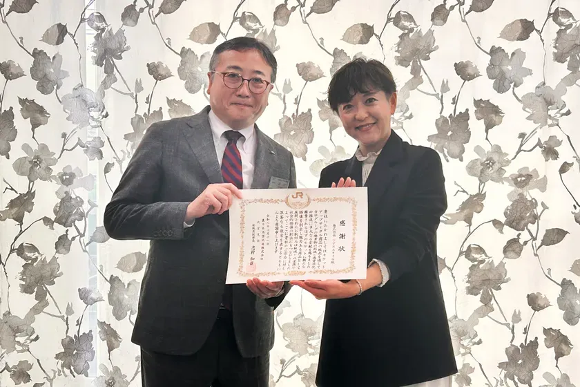 感謝状を手にした記念撮影