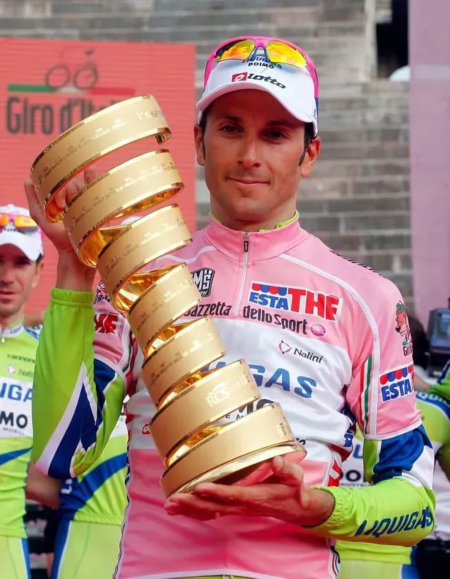 ジロ・デ・イタリア優勝トロフィーを持つイヴァン・バッソ氏