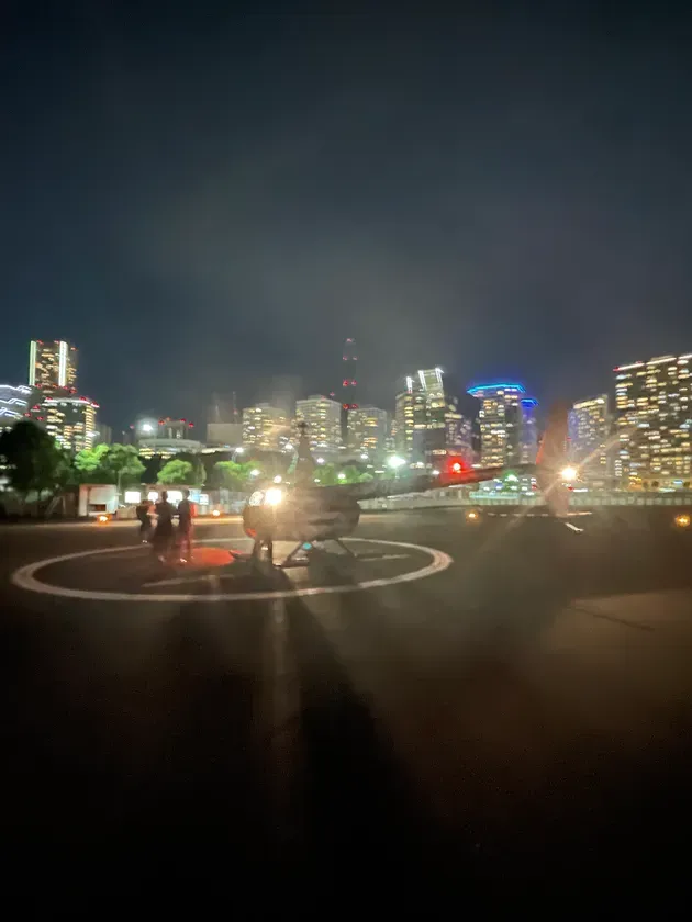 夜のヘリポートと待機中のヘリ