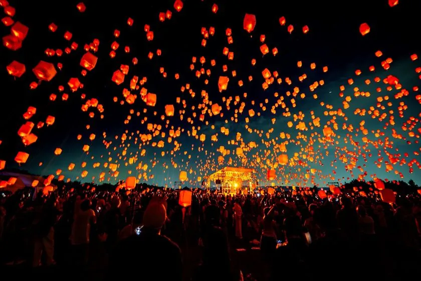 夜空を彩るスカイランタン