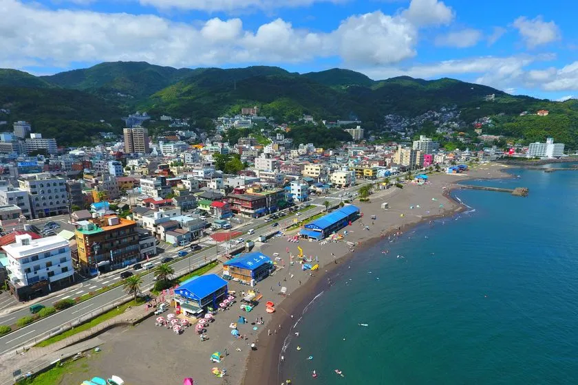 温泉街に面した海辺の全景