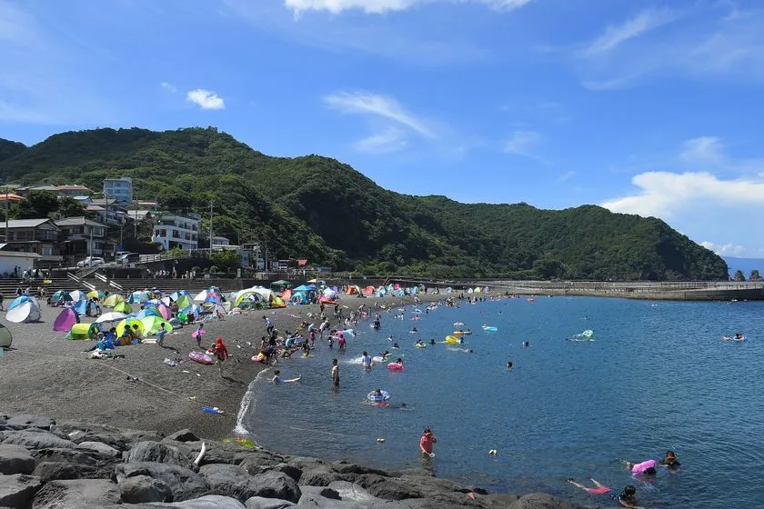 山に囲まれた海水浴場