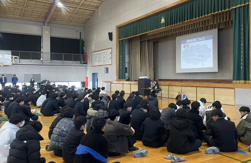 体育館での全校向け薬物乱用防止教室