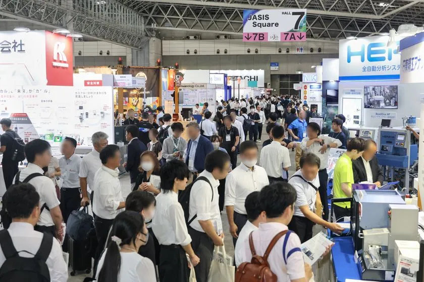 企業ブースが並ぶ展示会場