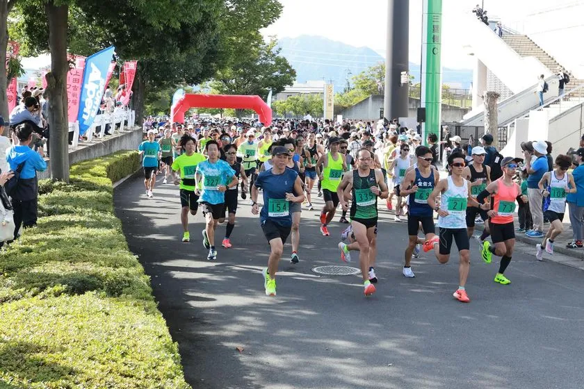 上田古戦場ハーフマラソンの並木道を走るランナー