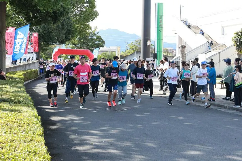 上田古戦場ハーフマラソンの子どもたちとスタートゲート