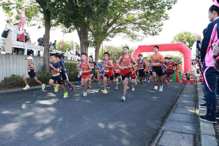 上田古戦場ハーフマラソンのピンク色のゼッケンを付けた参加者