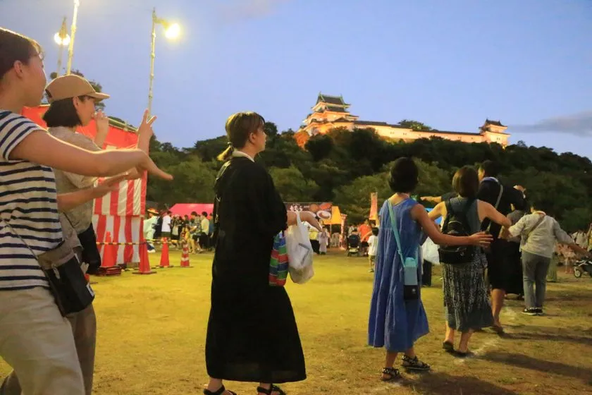 城を望む前夜祭の輪踊り