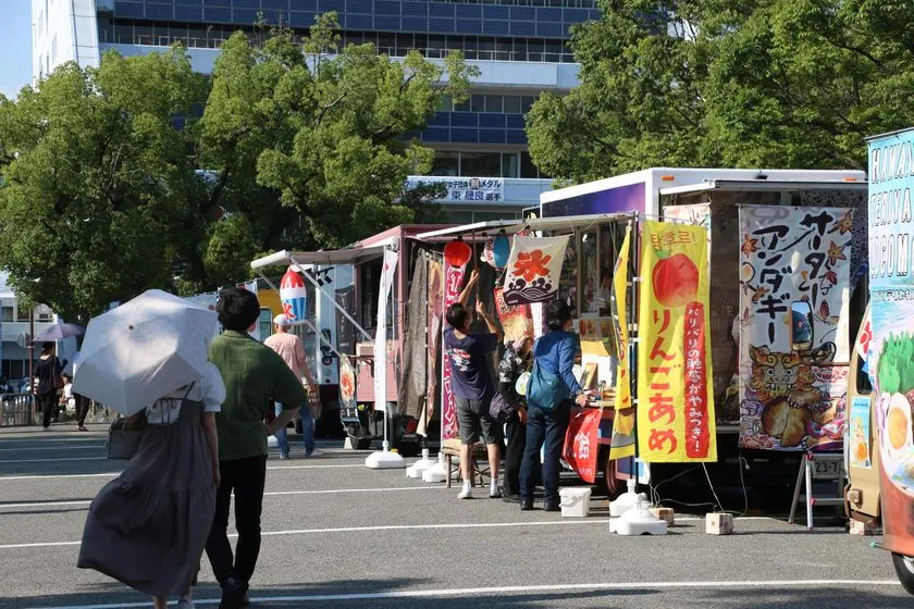 会場に並ぶキッチンカー