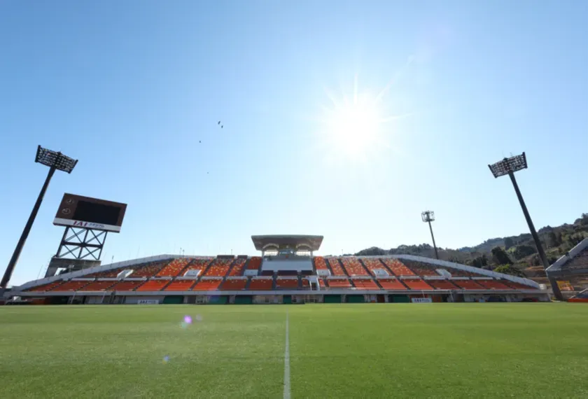 IAIスタジアム日本平のピッチと観客席