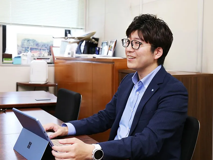 新社長とタブレットを交えた対談風景