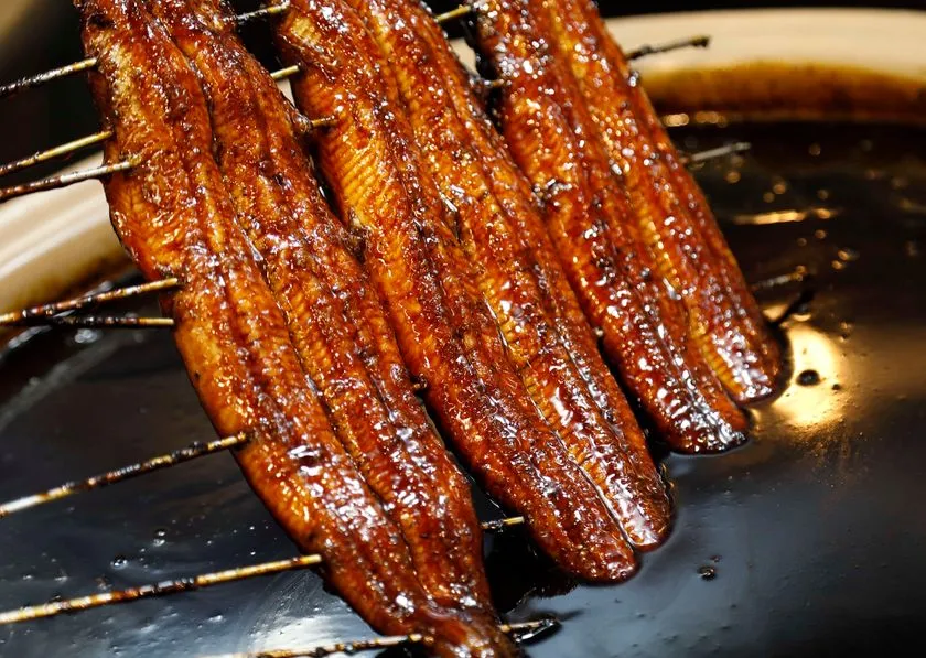 艶やかに焼き上がるうなぎの蒲焼き