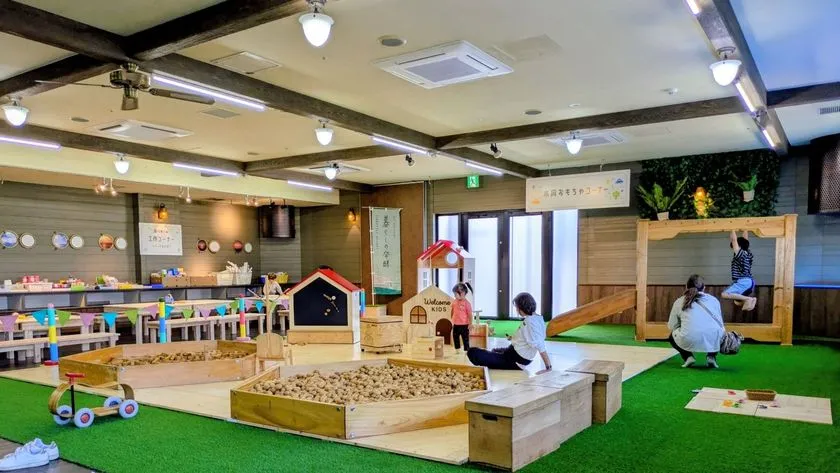 木育おもちゃコーナーを備えたKIDSラウンジ