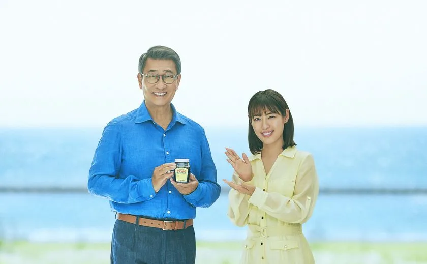 海辺でミキプルーンを紹介する中井貴一さんと瀧本美織さん