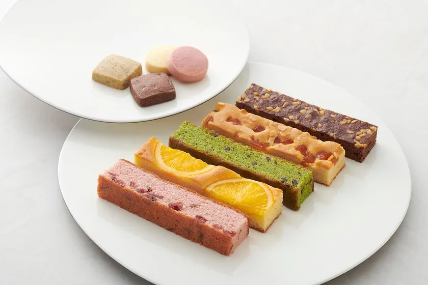 カラフルなスティックケーキとプチクッキー