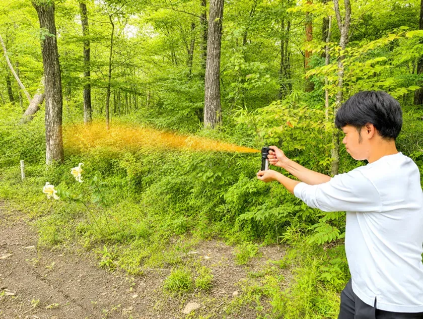 森林内での撃退スプレー使用イメージ