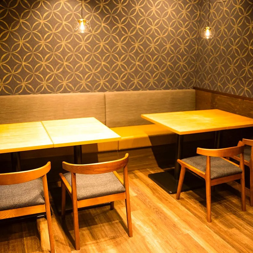 京都四条酒場 神聖 店内と日本酒瓶