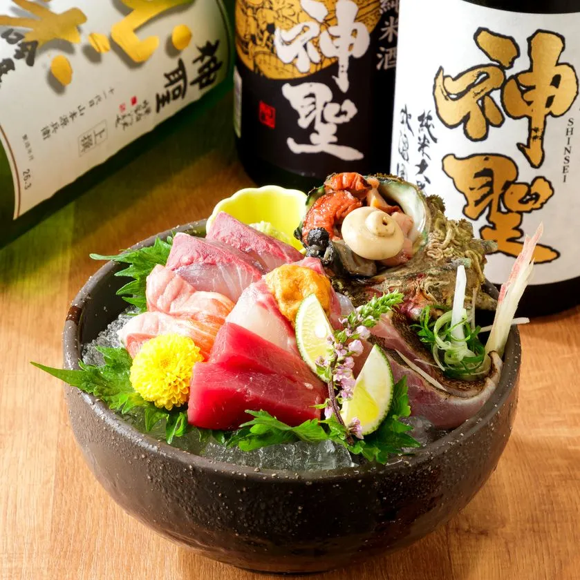 木枡に注ぐ日本酒 神聖