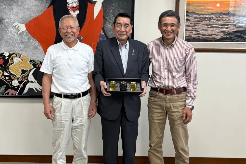 蜂蜜セット贈呈の場面