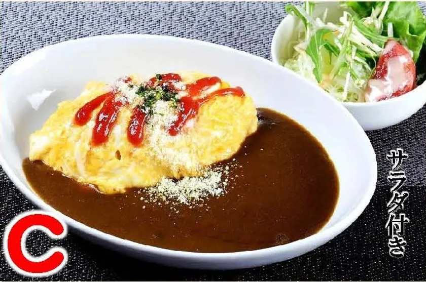 サラダ付きオムライスカレー