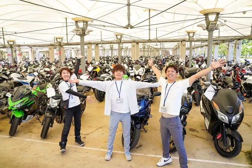 バイク展示場での見学ツアー
