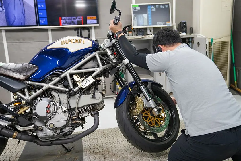 検査ブースでのバイク確認
