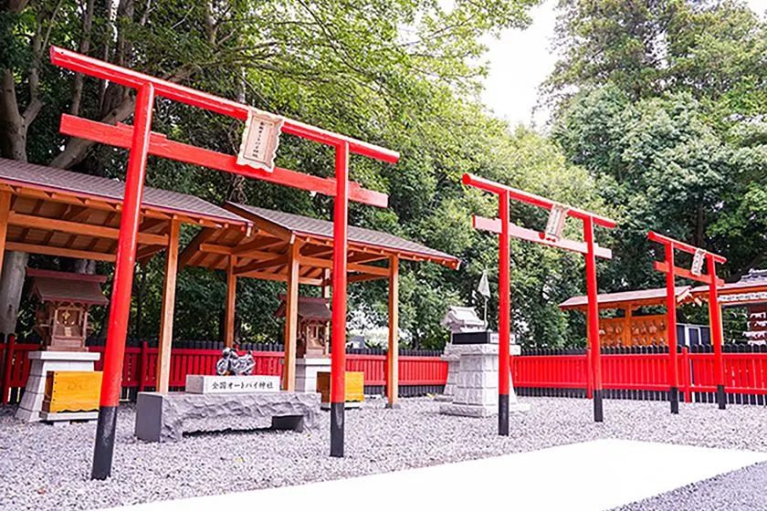 赤い鳥居が並ぶ神社エリア