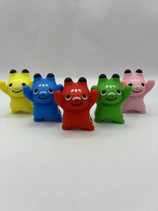 5色の赤べこ型ペンおき