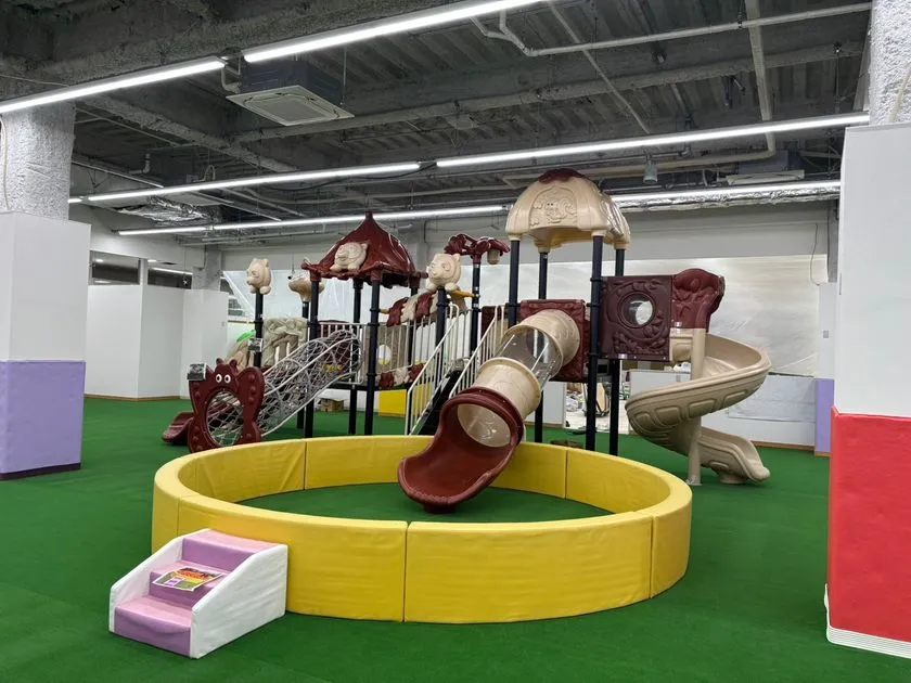大型複合遊具と滑り台のエリア