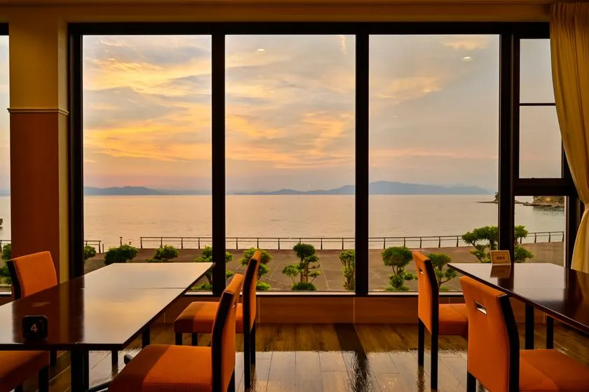 海を望む夕景レストラン