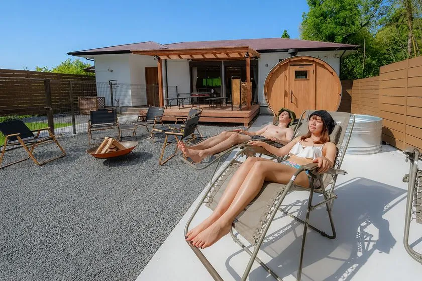 サウナと焚き火を備えた屋外庭園