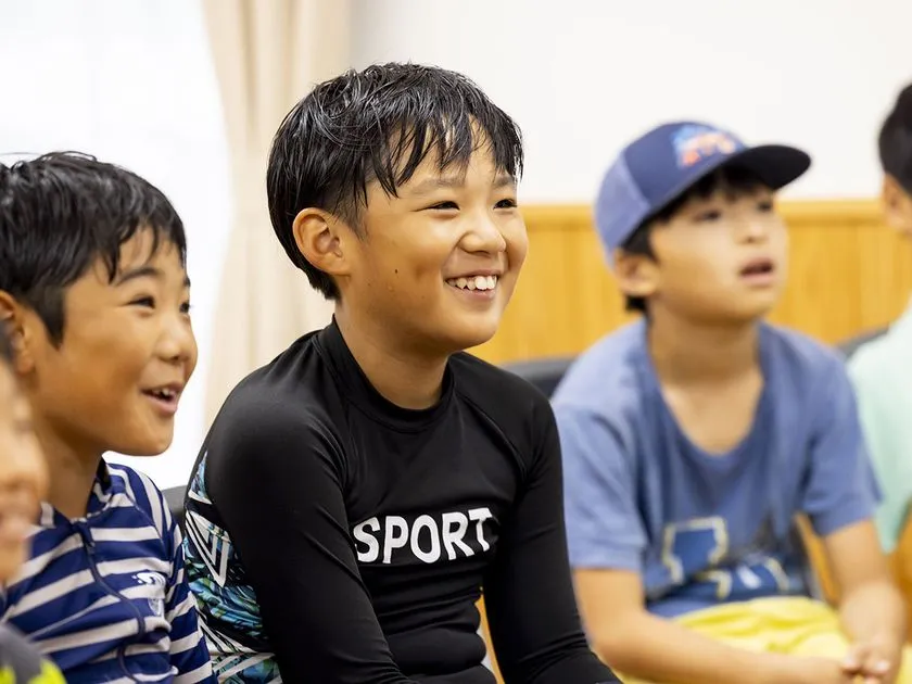 笑顔で講義を聞く参加児童
