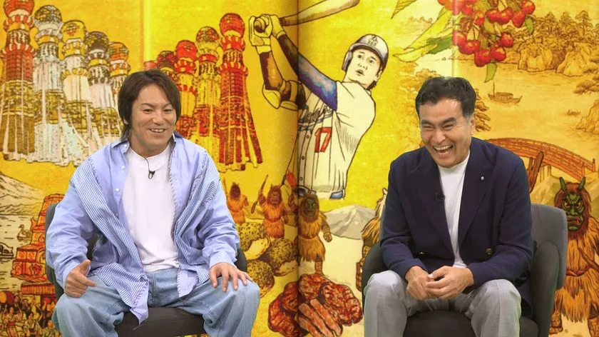 スタジオで狩野英孝と石原良純が笑顔を見せる後方に