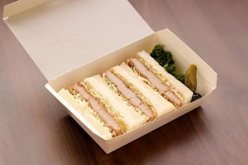 紙箱に並ぶカツサンド
