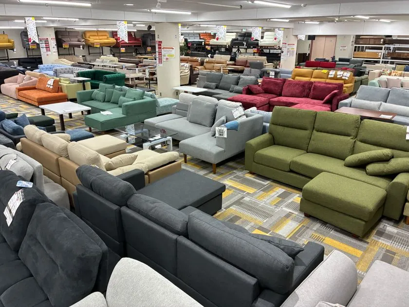 多彩なソファが並ぶ5階売り場