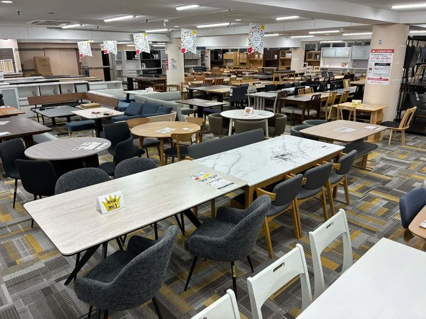 ダイニングセットが並ぶ3階売り場