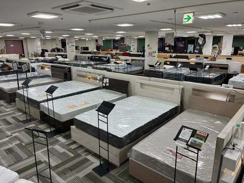 ベッドとマットレスが並ぶ7階売り場