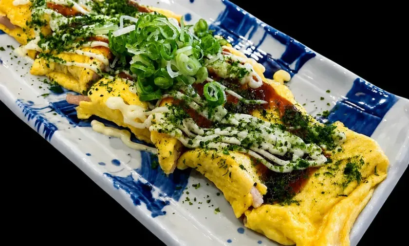 ソースと青ねぎをのせた薄焼き卵料理