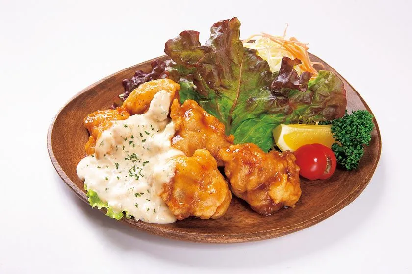 タルタル風ソースを添えた鶏の揚げ物